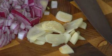 чечевичная похлебка с капустой кале, свеклой и помидорами