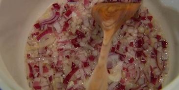 чечевичная похлебка с капустой кале, свеклой и помидорами