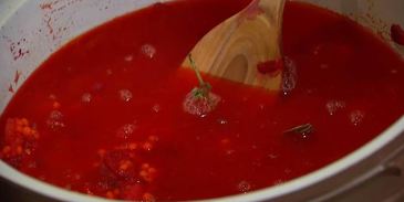 чечевичная похлебка с капустой кале, свеклой и помидорами