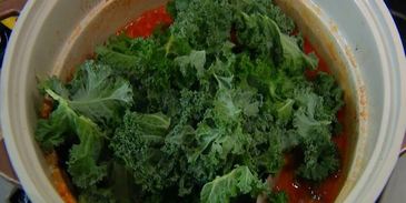 чечевичная похлебка с капустой кале, свеклой и помидорами