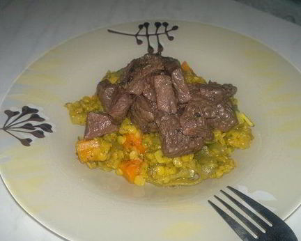 Чечевичная похлебка с тыквой, луком и куркумой и говядина в вине