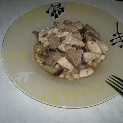 Похлебка из белой фасоли с бедром индейки и куриной грудкой, тушеный перец и красный лук