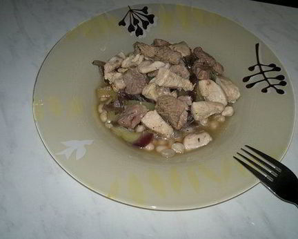 Похлебка из белой фасоли с бедром индейки и куриной грудкой, тушеный перец и красный лук