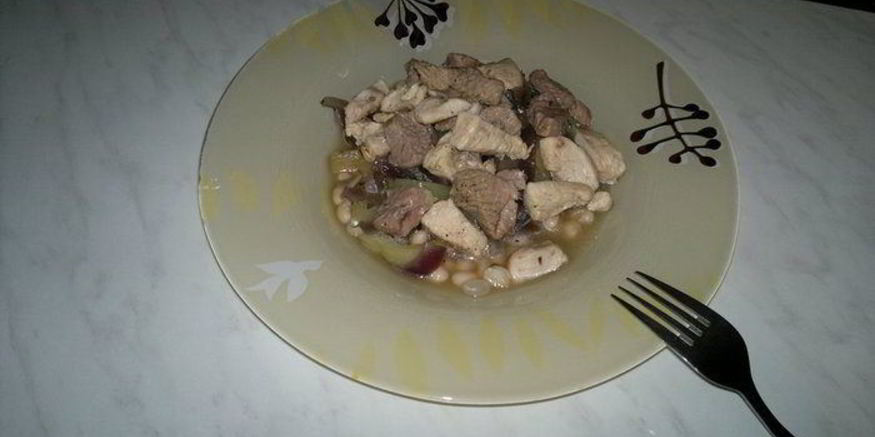 Рецепт похлебки из белой фасоли с бедром индейки и куриной грудкой, тушеный перец и красный лук