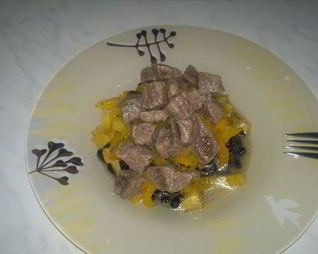 Похлебка из черных бобов и говядины и сладкий тропический чатни