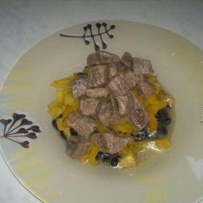 Похлебка из черных бобов и говядины и сладкий тропический чатни