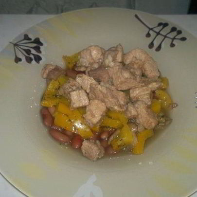 Похлебка из фасоли со свиным окороком, сладким перцем и лесными грибами