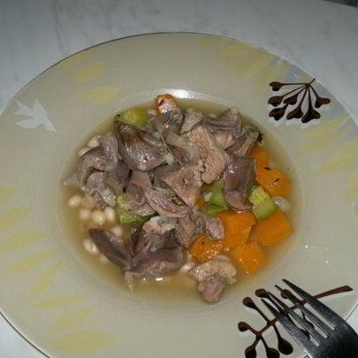 Похлебка с индюшачьими желудочками, бедром и овощами
