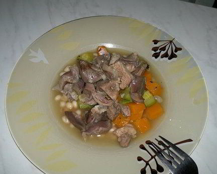 Похлебка с индюшачьими желудочками, бедром и овощами