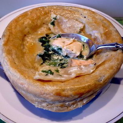 Похлебка с семгой и шпинатом под домашним слоеным тестом Очарована, околдована