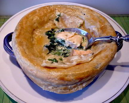 Похлебка с семгой и шпинатом под домашним слоеным тестом Очарована, околдована