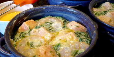 похлебка с семгой и шпинатом под домашним слоеным тестом очарована, околдована