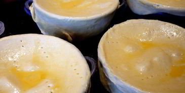 похлебка с семгой и шпинатом под домашним слоеным тестом очарована, околдована