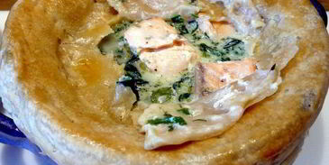 похлебка с семгой и шпинатом под домашним слоеным тестом очарована, околдована