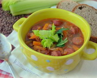 Согревающая чечевичная похлебка с копчеными сосисками