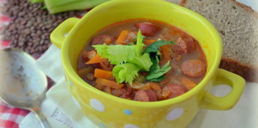 Рецепт согревающей чечевичной похлебки с копчеными сосисками