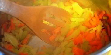 согревающая чечевичная похлебка с копчеными сосисками