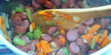 согревающая чечевичная похлебка с копчеными сосисками