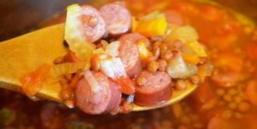 согревающая чечевичная похлебка с копчеными сосисками