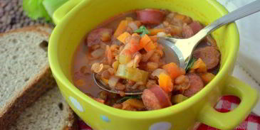 согревающая чечевичная похлебка с копчеными сосисками