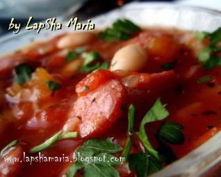 Томатная похлебка с копчеными колбасками и фасолью