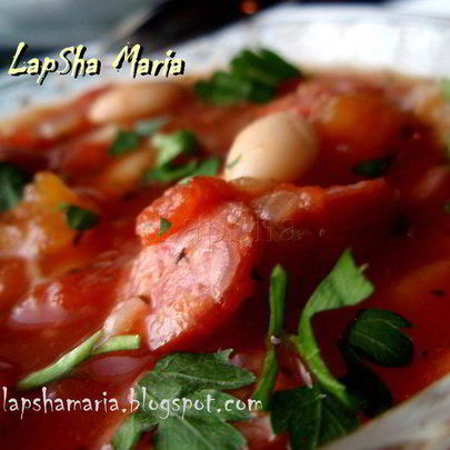 Томатная похлебка с копчеными колбасками и фасолью