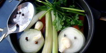 томатная похлебка с копчеными колбасками и фасолью