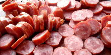 томатная похлебка с копчеными колбасками и фасолью