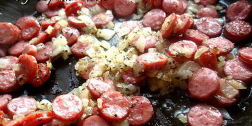 томатная похлебка с копчеными колбасками и фасолью