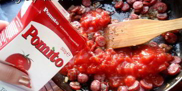 томатная похлебка с копчеными колбасками и фасолью