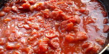 томатная похлебка с копчеными колбасками и фасолью