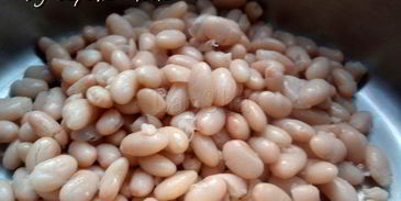 томатная похлебка с копчеными колбасками и фасолью