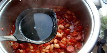 томатная похлебка с копчеными колбасками и фасолью