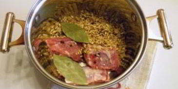 рассольник с перловкой и солеными огурцами