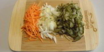 рассольник с перловкой и солеными огурцами