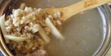 рассольник с перловкой и солеными огурцами