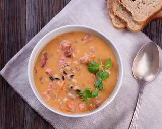 Сытный рассольник с фасолью и беконом
