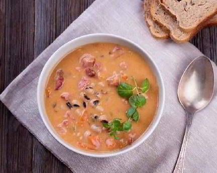 Сытный рассольник с фасолью и беконом