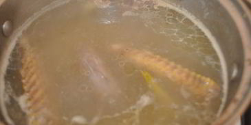 кислые щи с утиными потрошками и черносливом