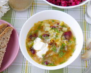 Постные щи с фасолью, консервированной и капустой