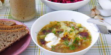 постные щи с фасолью, консервированной и капустой