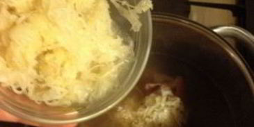 щи из кислой капусты с грибами