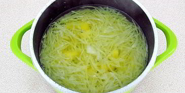 щи с рыбными консервами