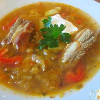 Щи со свиными ребрами и яблоком