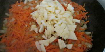 щи со свиными ребрами и яблоком