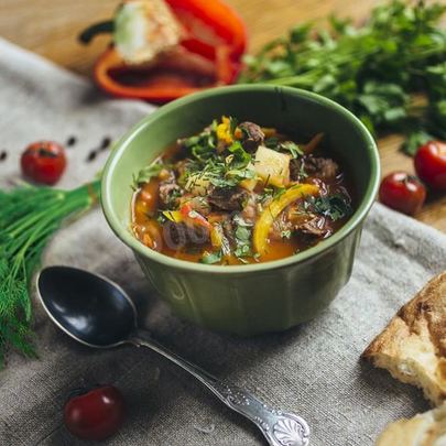 Шурпа из говядины в кастрюле