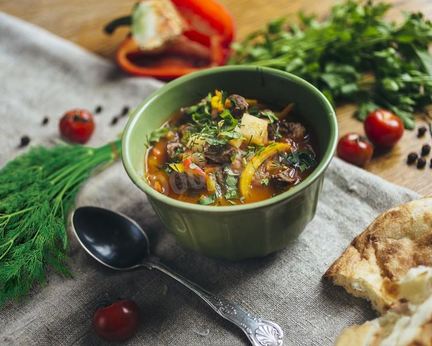 Шурпа из говядины в кастрюле