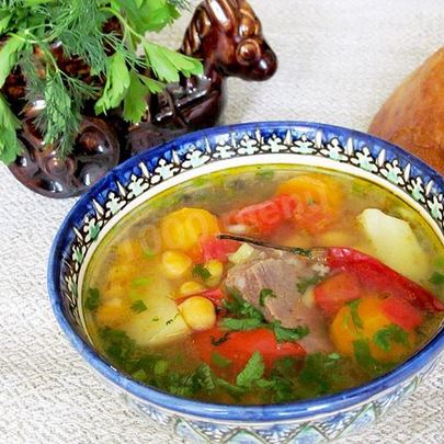 Шурпа с нутом и бараниной в кастрюле