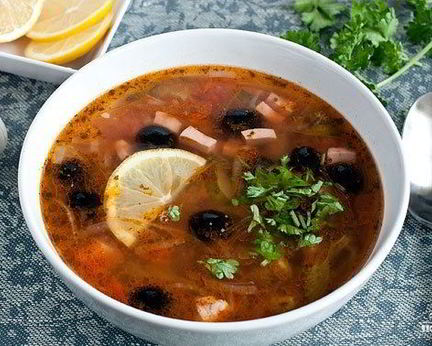 Солянка по-домашнему с колбасой