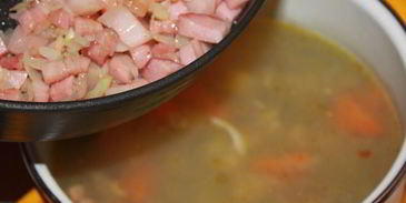 солянка с говяжьим сердцем и охотничьими колбасками